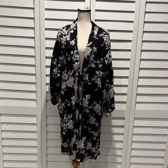 Spiritual Gangster Black and White Floral Kimono - Picture 2 of 13